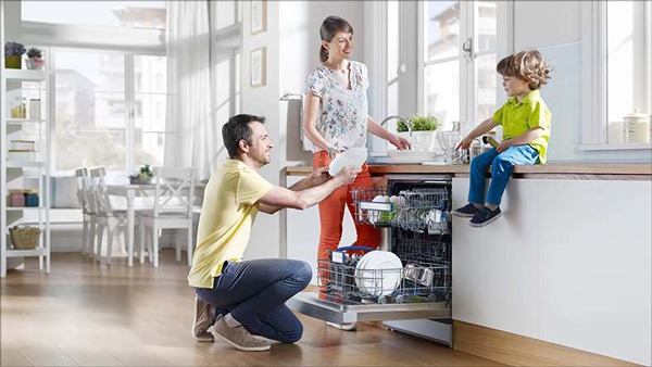 Có nên dùng máy rửa bát không?
