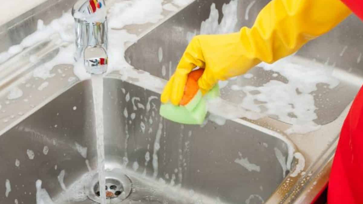 cách vệ sinh khử mùi chậu rửa chén đúng cách